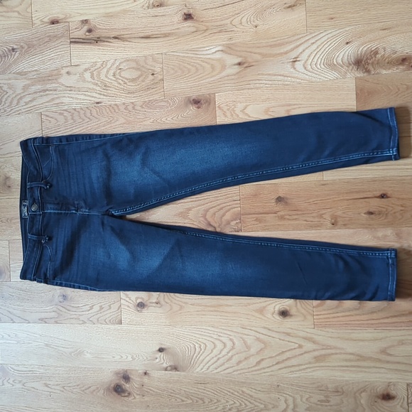 Abercrombie & Fitch. Harper Low Rise Jeans. Size 28. - Picture 2 of 9
